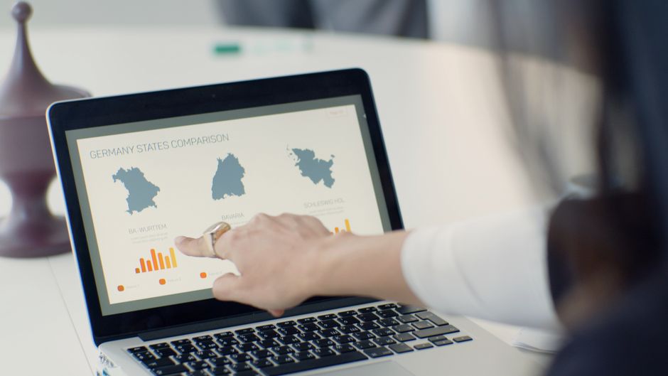 Beispiel für ein Datenanalyse-Notebook mit Code und Diagrammen